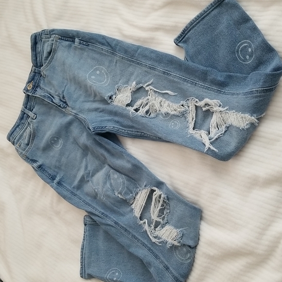 Hollister Smiley Face Ultra High Rise Mom Jeans - Picture 3 of 6